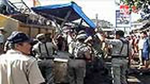 Penertiban pedagang kaki lima oleh puluhan Satpol PP di Pasar Deli Tua, Deli Serdang, Sumatera Utara, mendapat protes dari para pedagang. 