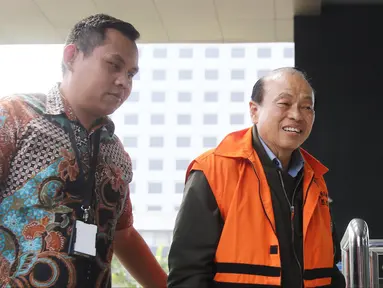 Tersangka Direktur PT Moderna Teknik Perkasa, Susilo Prabowo (kanan) tiba di Gedung KPK, Jakarta, Kamis (2/8). Susilo kembali diperiksa terkait dugaan suap proyek infrastruktur di Kabupaten Tulungagung dan Kota Blitar. (Liputan6.com/Herman Zakharia)