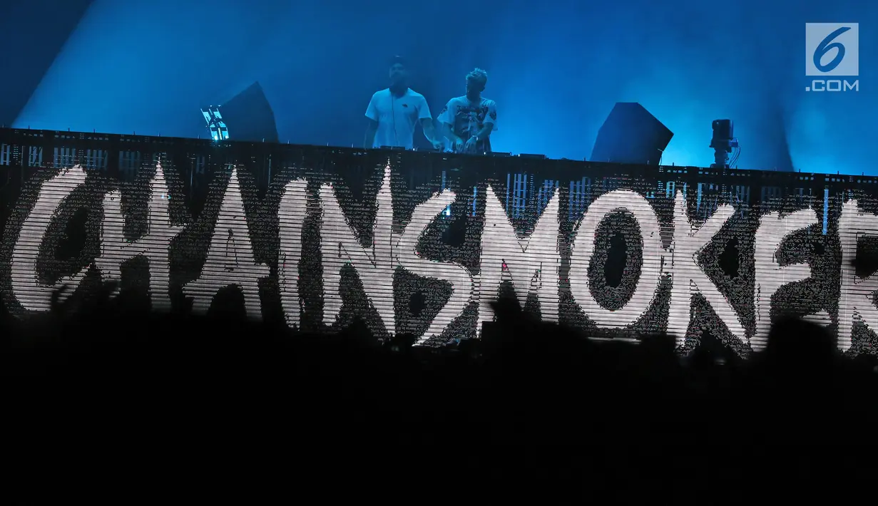 Duo DJ asal Amerika, Alex Pall dan Andrew Taggart tampil pada "The Chainsmokers Live in Concert" di JIExpo, Kemayoran, Jakarta, Jumat (30/3). Duo DJ asal Amerika tampil hibur penonton ajak berjoget pukul 22.00 WIB. (Liputan6.com/Herman Zakharia)