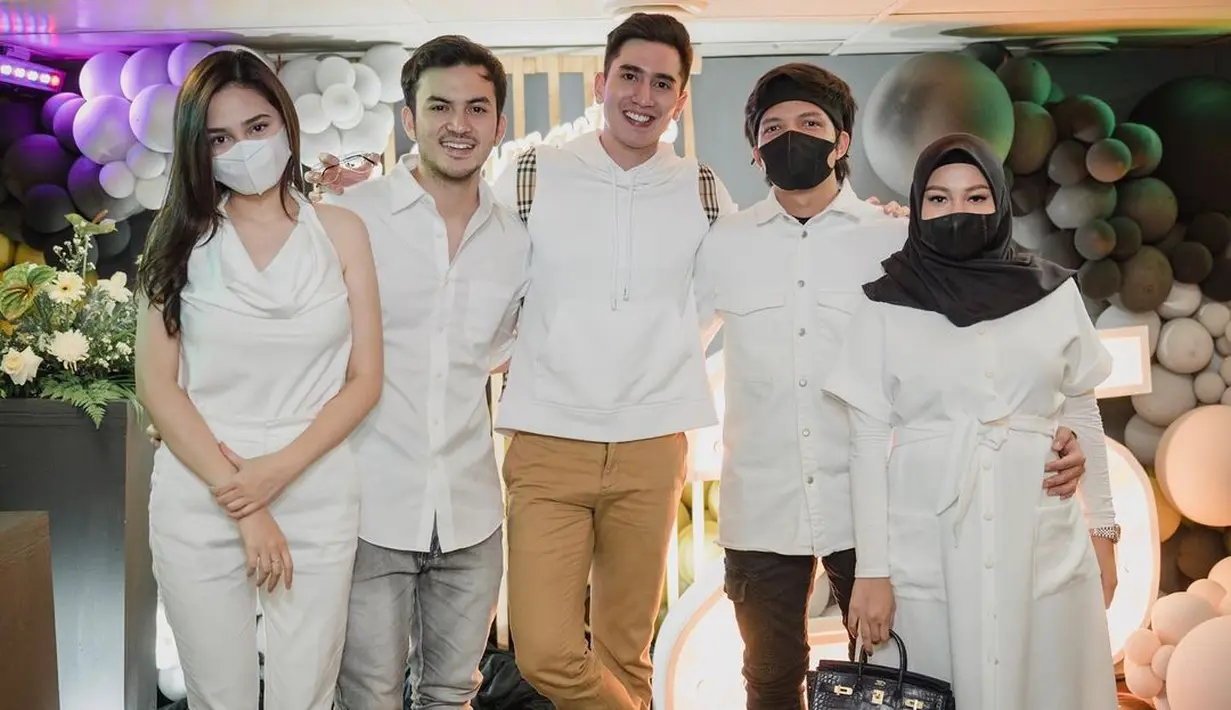 Selain itu hadir juga beberapa selebriti papan atas lain seperti Rizky Nazar dan Syifa Hadju, hingga Aurel Hermansyah (Instagram @bramastavrl)