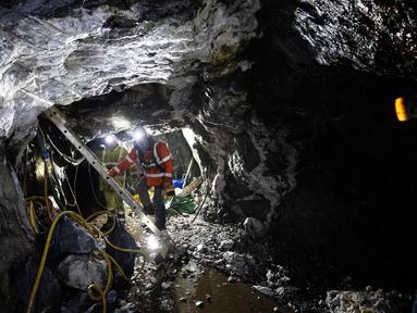 Penambang Dai Walker (kiri) dan pimpinan Alba Mineral Resources George Frangeskides memeriksa kondisi bawah tanah kelima tambang emas Clogau St David dekat Dolgellau, Wales, pada 27 Maret 2025. (Oli SCARFF/AFP)