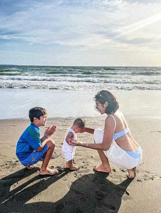 Bermain di pantai bersama, Jessica Iskandar mengenakan bikini two piece yang dipadu dress sebagai luaran. @inijedar.