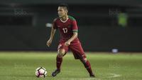 Gelandang Timnas Indonesia U-19, Syahrian Abimanyu, mengontrol bola saat melawan Kamboja U-19 pada laga persahabatan di Stadion Patriot, Bekasi, Rabu (4/10/2017). Indonesia menang 2-0 atas Kamboja. (Bola.com/Vitalis Yogi Trisna)
