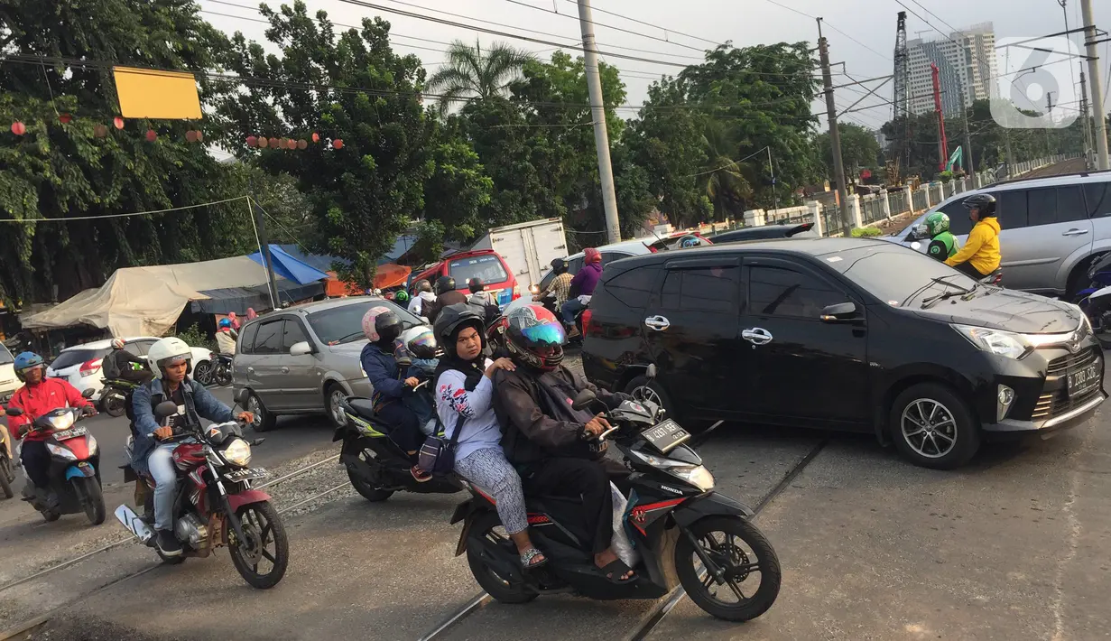 Kendaraan melintasi jalur putar balik yang juga merupakan perlintasan sebidang di kawasan Tanjung Barat, Jakarta, Kamis (19/12/2019). Mulai Sabtu (21/12) mendatang, jalur putar balik itu akan ditutup, terkait proyek pembangunan flyover di kawasan tersebut. (Liputan6.com/Immanuel Antonius)
