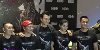 Titi Kamal dan Cristian Sugiono menjajal profesi baru sebagai dubber untuk film Transformers.