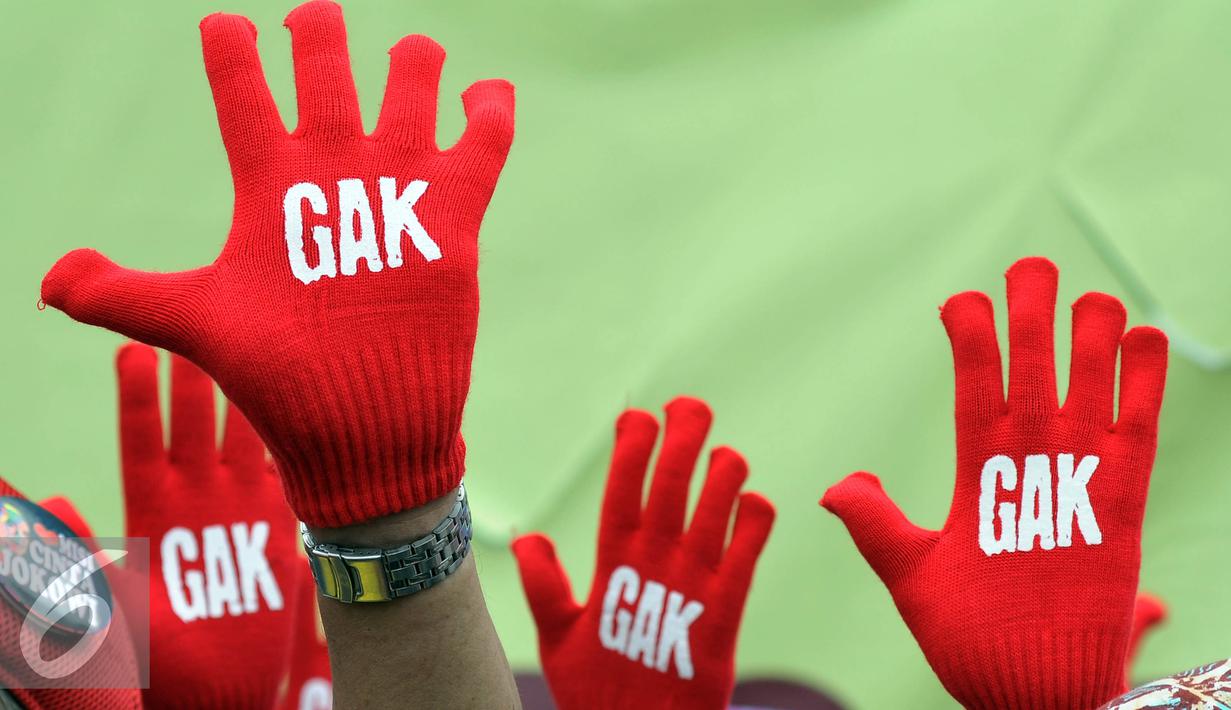 Massa yang tergabung dalam Koalisi Masyarakat Sipil Anti Korupsi saat menggelar aksi di depan gedung DPR, Jakarta, Selasa (12/8).  Dalam Aksinya mereka menuntut DPR tiga hal yaitu soal pembahasan revisi UU KPK. (Liputan6.com/Johan Tallo)