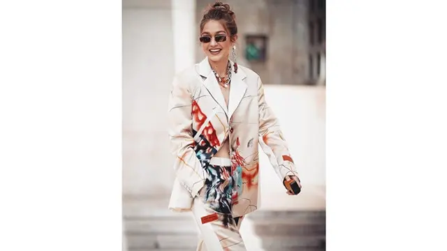 Pamer Keakraban Dengan Kris Wu, Ini 6 Potret Cantik Gigi Hadid
