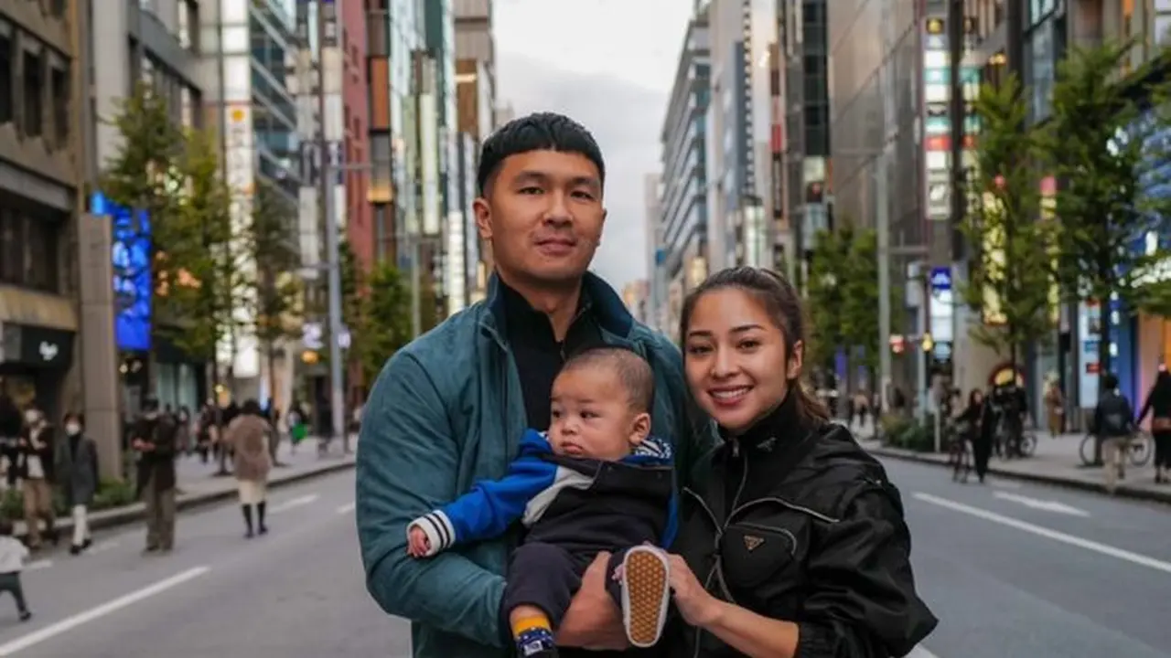 6 Gaya Nikita Willy dan Indra Priawan Liburan di Jepang, Tetap Stylish Sambil Momong Baby Izz