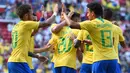 Para pemain Brasil merayakan gol yang dicetak Roberto Firmino ke gawang Kroasia pada laga persahabatan di Stadion Anfield, Liverpool, Minggu (3/6/2018). Brasil menang 2-0 atas Kroasia. (AFP/Oli Scarff)