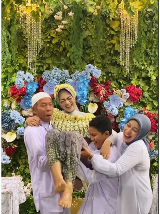 8 Potret Kiwil Dampingi Anak Sambung di Rangkaian Pernikahan, Ikut Rasakan Haru