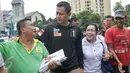 Cagub DKI Jakarta Agus Harimurti Yudhoyono berbincang dengan pedagang koran saat blusukan menelusuri Pasar Senen, Jakarta, Senin (7/11). Selain meminta doa dan dukungan, Agus juga mendengarkan keluhan para pedagang Pasar Senen. (Liputan6.com/Yoppy Renato)