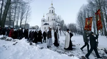 Sejumlah Orang mengambil bagian dalam prosesi perayaan Epifani Ortodoks di Minsk, Belarusia (19/1/2016). Umat Kristen Ortodoks merayakan Epifani yang jatuh pada 19 Januari. (REUTERS/Vasily Fedosenko)