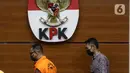 Akbar Tandaniria Mangku Negara (kiri) usai menjalani rilis penetapan dan penahanan tersangka dugaan tindak pidana korupsi terkait dugaan penerimaan gratifikasi di Pemkab Lampung Utara Tahun 2015 s/d 2019, Gedung KPK Jakarta, Jumat (15/10/2021). (Liputan6.com/Helmi Fithriansyah)