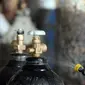 Seorang pekerja mendisinfeksi sejumlah tabung oksigen di Baghdad, Irak (7/7/2020). Pabrik pengisian oksigen milik pemerintah di Irak meningkatkan pengisian tabung oksigen dan gas cairnya untuk memenuhi permintaan rumah sakit di tengah terus bertambahnya infeksi COVID-19. (Xinhua)