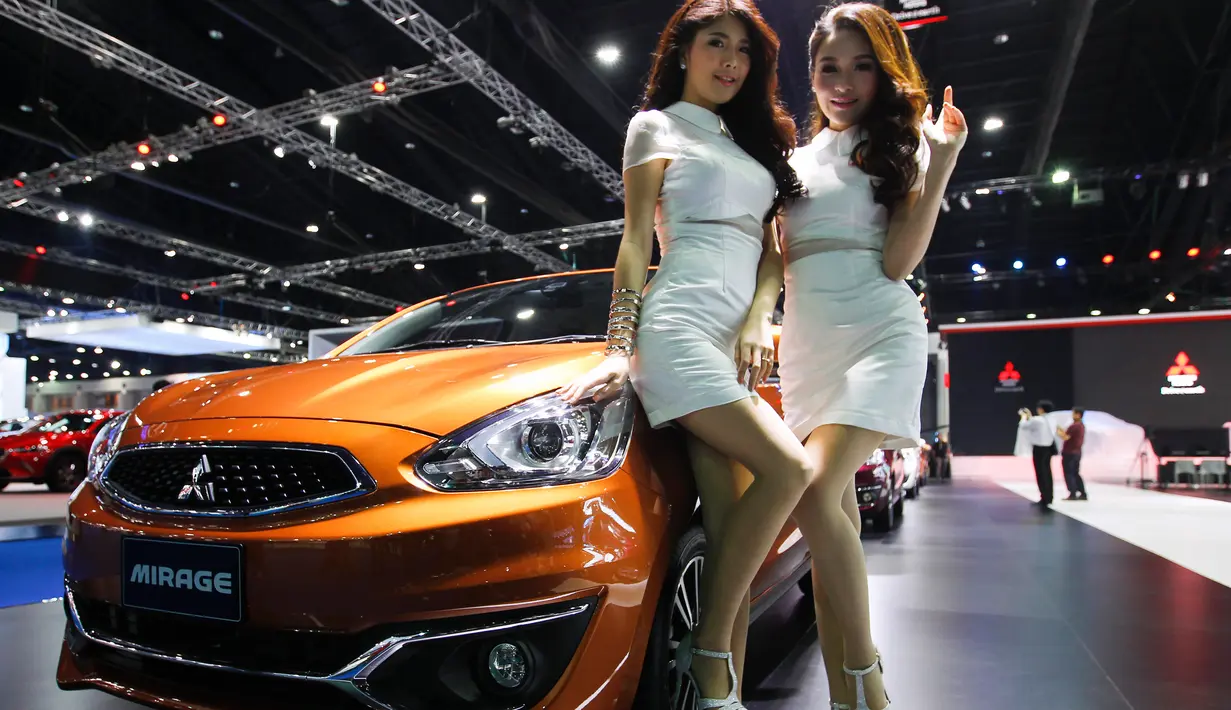 Model berpose di samping mobil Mitsubishi Mirage selama Bangkok Internasional Motor Show 2016  di Thailand, (22/3). BIMS 2016 mengusung tema "No Boundaries Mobility". (REUTERS / Chaiwat Subprasom)