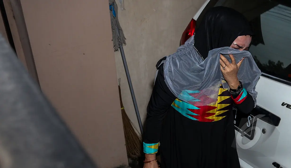 Anggota Bareskrim Mabes Polri melakukan penggeledahan di rumah Novel Baswedan di perumahan Kelapa Gading, Jakarta, Jumat (1/5/2015). Seorang wanita terlihat menangis saat petugas Bareskrim melakukan penggeladahan (Liputan6.com/Faizal Fanani)