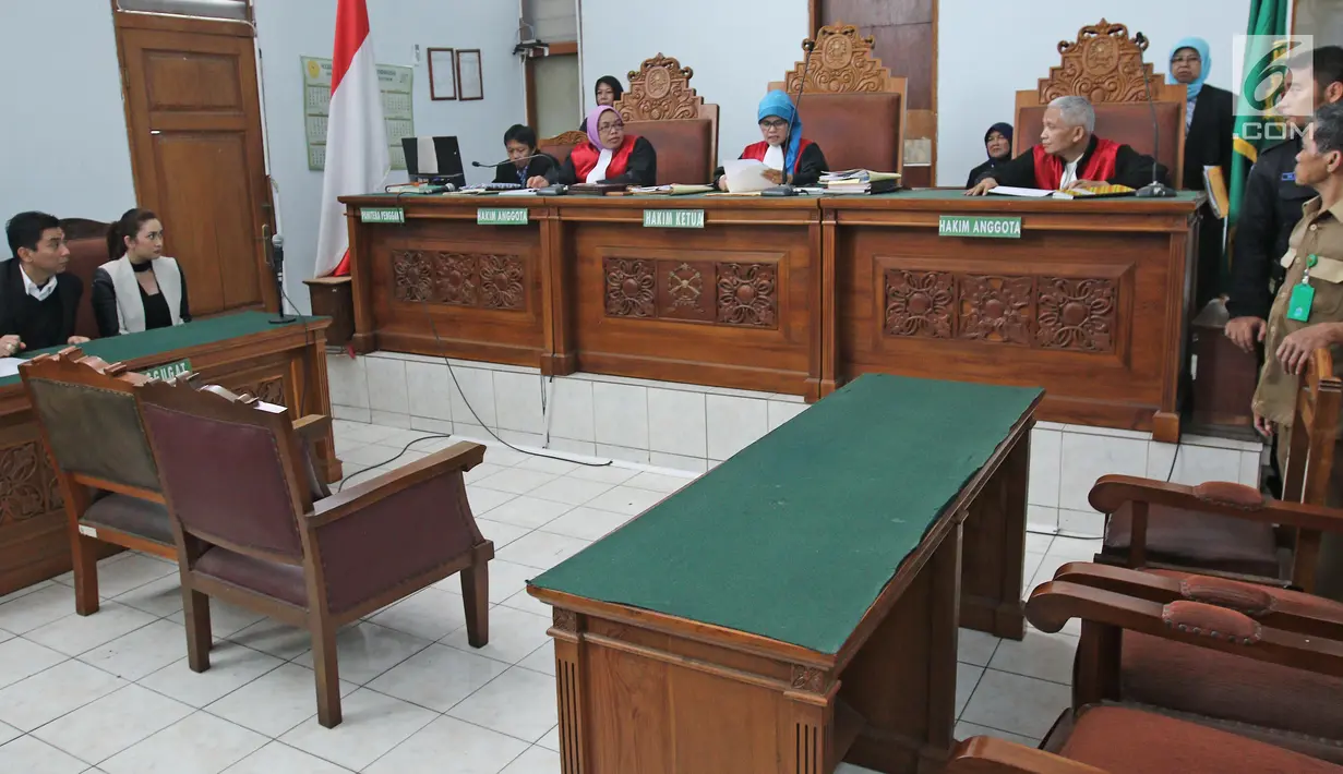 Suasana sidang perdana perceraian aktris Nafa Urbach dengan Zack Lee di Pengadilan Negeri Jakarta Selatan, Senin (2/10). Hadir di pengadilan, Nafa mengenakan pakaian bernuansa hitam dan putih. (Liputan6.com/Herman Zakharia)