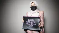 Nurul Izzah Anwar berpose untuk mendukung kampanye Batik Malaysia. (dok. Instagram @bakhtiarm/https://www.instagram.com/p/CVkQE9bhWxO/Dinny Mutiah)