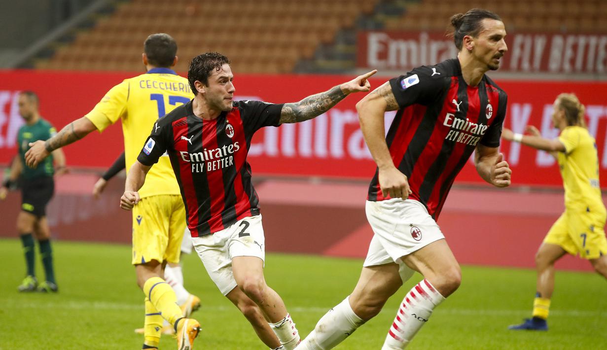 Striker AC Milan, Zlatan Ibrahimovic, merayakan gol ke gawang Hellas Verona di masa injury time babak kedua dalam lanjutan Liga Italia Serie A pekan ke-7 di Stadion San Siro, Milan, Senin (9/11/2020). AC Milan bermain imbang 2-2 dengan Hellas Verona.(AP Photo/Antonio Calanni).