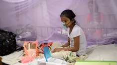 Seorang anak menerima karena menderita demam berdarah di Rumah Sakit Shishu Dhaka, Bangladesh, Rabu (31/7/2019). Bangladesh sedang menghadapi wabah demam berdarah terburuk yang pernah dialami negara itu. (AP Photo/Mahmud Hossain Opu)