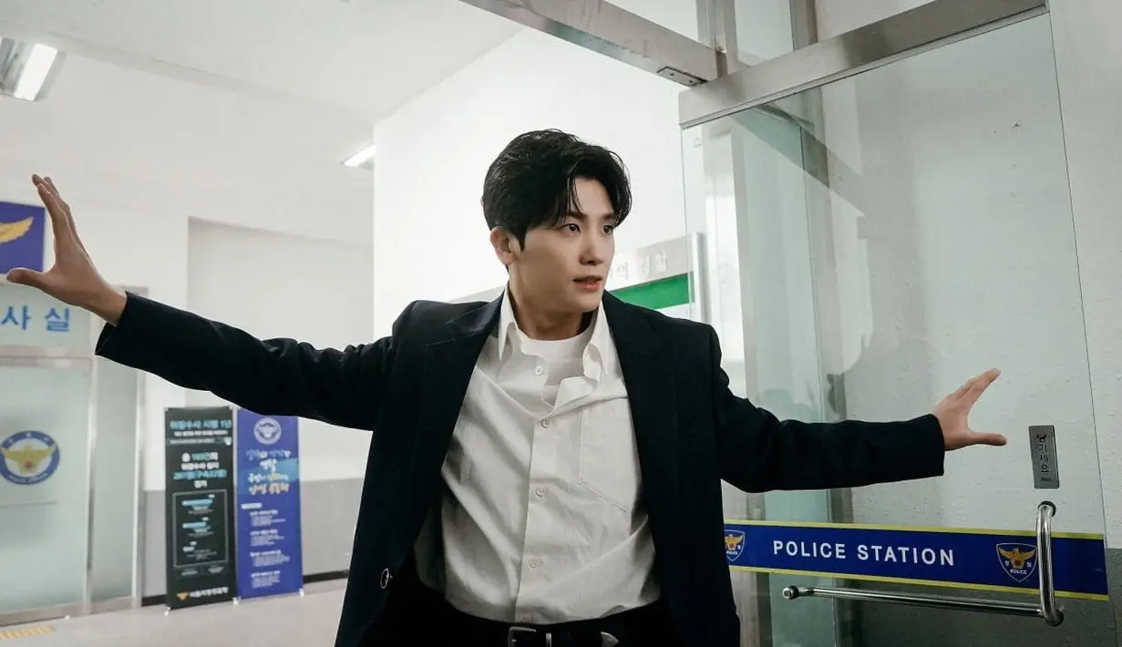 Tak lama kemudian, Ahn Min Hyuk menerobos masuk ke kantor polisi karena terkejut melihat Bong Soon yang diselidiki polisi. (Foto: Instagram/ jtbcdrama)