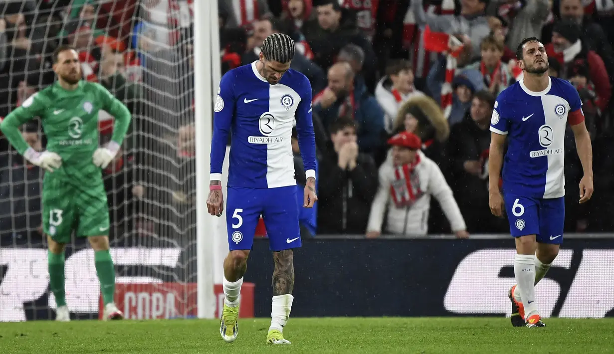 Pemain Atletico Madrid, tertunduk lesu setelah dikalahkan Athletic Bilbao pada laga semifinal Copa del Rey di Stadion San Mames, Jumat (1/3/2024). (AFP/Ander Gillenea)