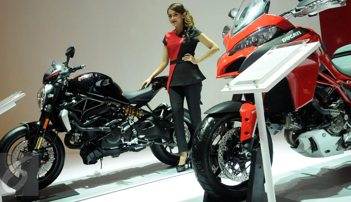 Model berpose disisi motor Ducati Monster 1200R yang dipamerkan di IIMS 2016 di JIEXPO Kemayoran, Jakarta, Selasa (12/4/2016). Dengan tampilan sprty dan ekstrem, Ducati Monster 1200R dibanderol hampir 1,1 miliar rupiah. (Liputan6.com/Helmi Fithriansyah)