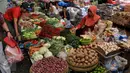 Pedagang menunggu pembeli di Pasar Kebayoran Lama, Jakarta, Kamis (27/8/2015). Naiknya harga kebutuhan pokok membuat pembeli mengurangi pembelian bahan makanan hingga menyebabkan daya beli masyarakat turun. (Liputan6.com/Johan Tallo)