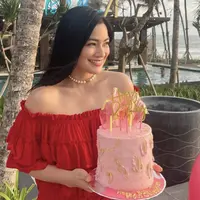 Titi Kamal baru saja merayakan ulang tahun ke 41. Kali ini, dihari spesialnya tersebut, ia menghabiskan waktu bersama teman-temannya di Bali. Tanpa bikini, berikut gaya Titi Kamal saat ulang tahun di Bali.  (@titi_kamall)