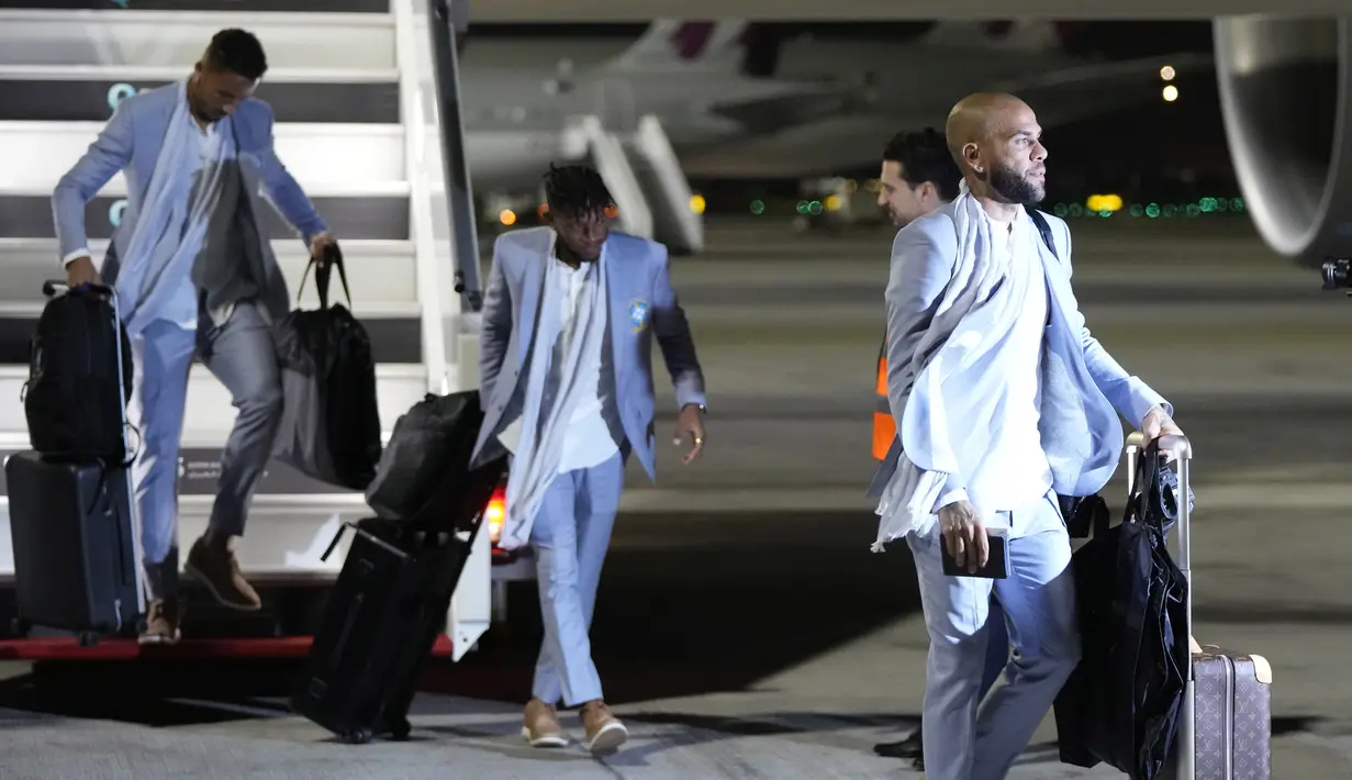 Bek timnas Brasil Dani Alves tiba bersama rekan setimnya menjelang Piala Dunia mendatang di bandara Internasional Hamad di Doha, Qatar, Minggu (20/11/2022). Brasil yang telah mendapatkan label favorit juara turnamen di Qatar, akan berusaha untuk memenangkan trofi untuk keenam kalinya. (AP Photo/Hassan Ammar)