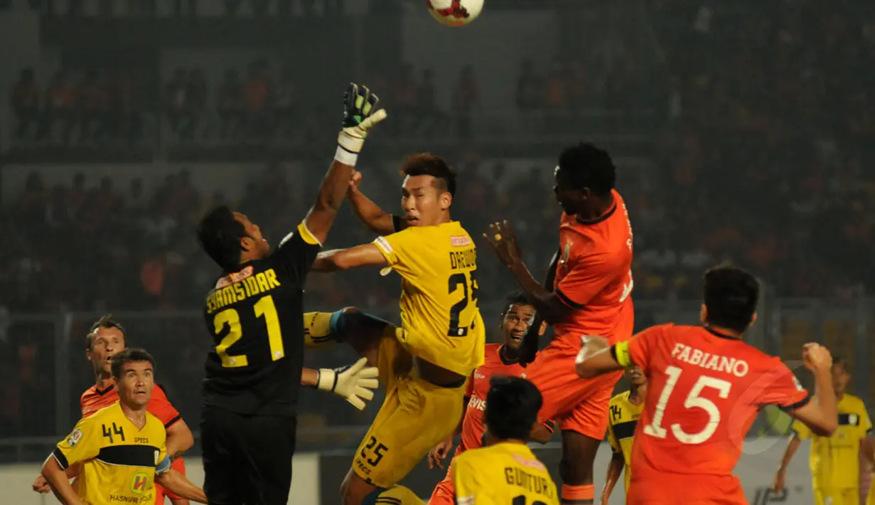 Penjaga gawang Barito Putera, Syamsidar, berusaha memenangkan perebutan bola dengan penyerang Persija, Foday Boakay Edy, saat berlaga di Stadion GBK, Jakarta, (5/9/2014). (Liputan6.com/Helmi Fithriansyah)