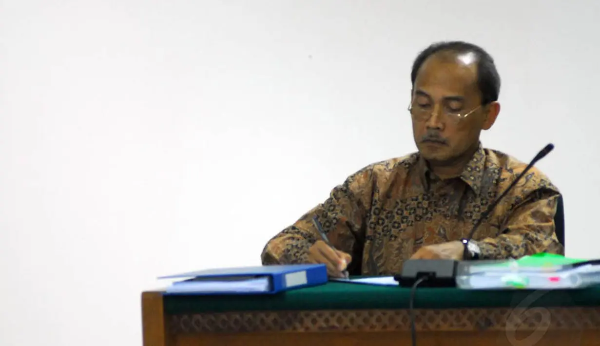 Mantan Deputi IV Bank Indonesia, Budi Mulya, tampak serius mencatat saat mendengarkan keterangan saksi ahli Guru Besar Luar Biasa Universitas Dipenogoro Sri Rejeki Hartono di Pengadilan Tipikor, Senin (5/5/14). (Liputan6.com/Miftahul Hayat)