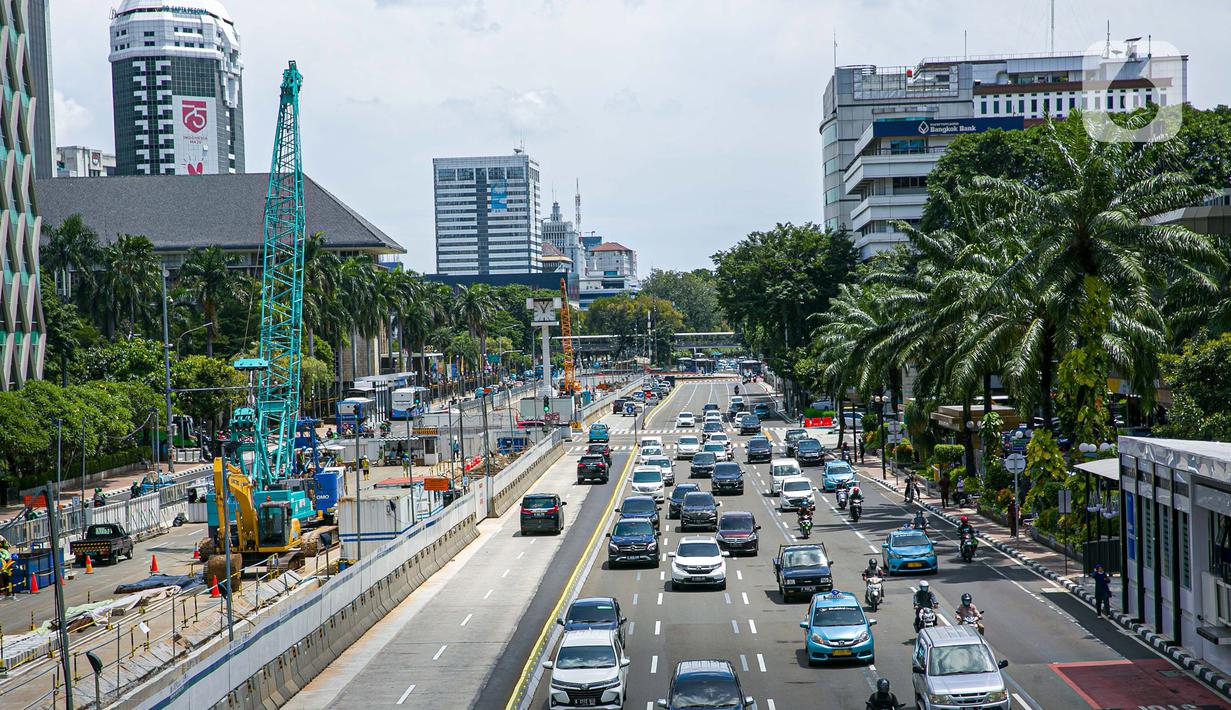 Sejumlah kendaraan melintas disamping proyek pembangunan MRT fase dua di Jalan MH Thamrin, Jakarta, Senin (22/3/2021). Rekayasa lalu lintas tersebut bertujuan untuk kelancaran pengerjaan proyek dan keselamatan serta keamanan bagi pengguna jalan di lokasi tersebut. (Liputan6.com/Faizal Fanani)