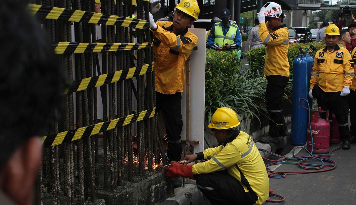 Target tersebut disampaikan Gubernur DKI Jakarta Pramono Anung saat meninjau langsung dimulainya pembongkaran tiang monorel, Rabu, 14 Januari 2026. Tampak dalam foto, petugas dari Dinas Bina Marga Provinsi DKI Jakarta melakukan proses pemotongan besi tiang monorel di Jalan HR Rasuna Said, Jakarta, Rabu (14/1/2026). (merdeka.com/magang/Rendi Saputra)