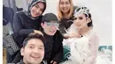 Syahrini kerap mengenakan pakaian yang glamor. Selain itu, ia juga sering mengenakan hiasan kepala yang unik. (Foto: instagram.com/princessyahrini)