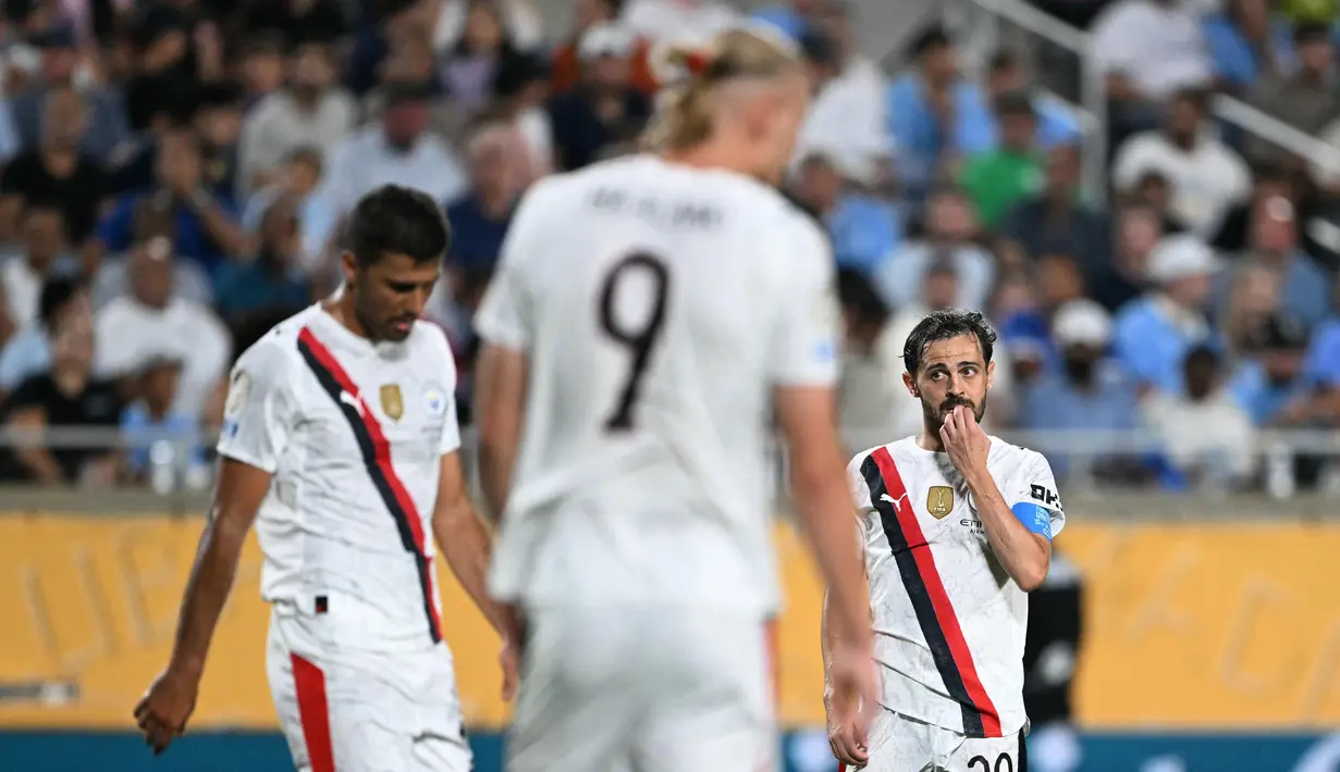 Gelandang Manchester City asal Portugal, Bernardo Silva bereaksi selama pertandingan babak 16 besar Piala Dunia Antarklub 2025 melawan Al-Hilal di stadion Camping World, Orlando, Amerika Serikat pada 30 Juni 2025 waktu setempat atau Selasa (1/7/2025) pagi WIB. (PATRICIA DE MELO MOREIRA/AFP)