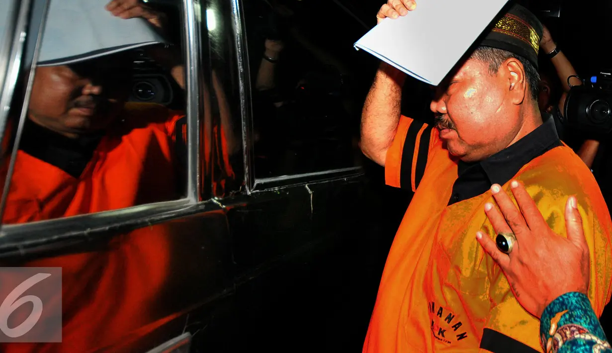 Syamsir Yusfan menutup wajahnya usai diperiksa KPK, Jakarta, Jumat (24/7/2015). Syamsir diduga menerima suap terkait persidangan perkara penyalahgunaan dana bantuan sosial di Medan tahun anggaran 2012-2013. (Liputan6.com/Yoppy Renato)