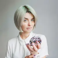 Ilustrasi Rambut Bob Trap Pendek (Credit: lookstudio/freepik)