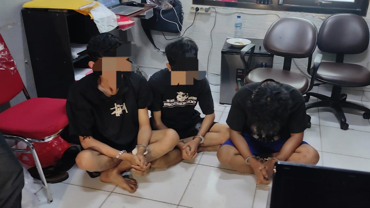 Ketiga tersangka pembunuhan saat ditangkap di Polsek Bojonggede, Kabupaten Bogor. (Liputan6.com/Dicky Agung Prihanto)