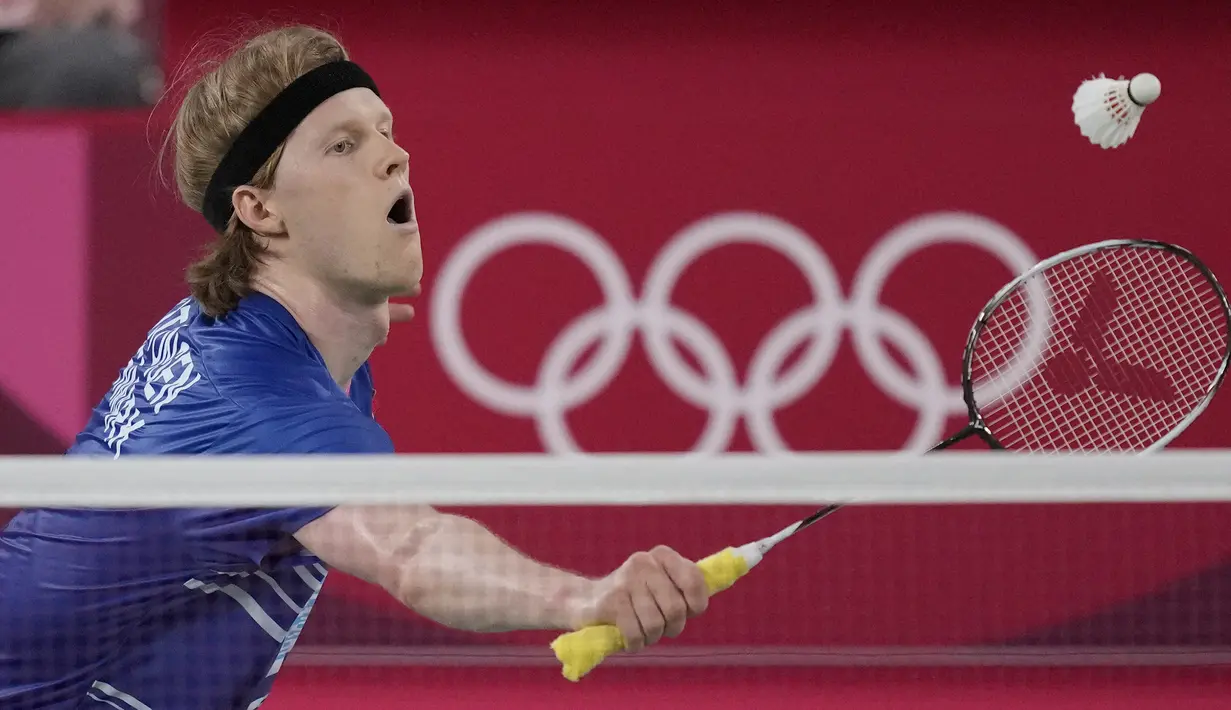 Memasuki gim kedua, Anders Antonsen mulai mendikte permainan Anthony Sinisuka Ginting. Antonsen unggul jauh 11-6 saat interval. Antonsen sempat unggul 8 poin saat kedudukan 18-10 dan tak terkejar lagi hingga menang 21-15. (Foto: AP/Dita Alangkara)