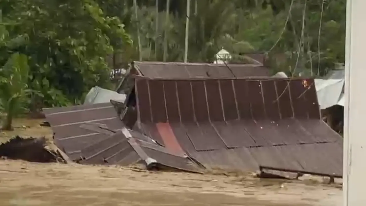 Dua Unit rumah hanyut saat terjadi banjir di Kolaka, Sabtu (20/1/2024).