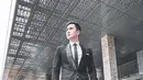 Kerap mengunggah gaya OOTD saat memakai setelan jas, penampilan Verrell ini pun disebut-sebut mirip seorang pebisnis muda. Meski terlihat cukup formal, namun gaya penampilannya tetap terlihat begitu menawan. (Liputan6.com/IG/@bramastavrl)