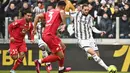 Pemain Juventus Adrien Rabiot (kanan) menendang bola sementara pemain Monza Pablo Mari mencoba menghalau pada pertandingan sepak bola Liga Italia di Allianz Stadium, Turin, Italia, 29 Januari 2023. Juventus makin terpuruk usai kalah 0-2 dari Monza. (Marco Alpozzi/LaPresse via AP)