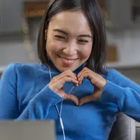 ilustrasi&nbsp;perempuan yang video call dengan pasangannya/copyright freepik.com/freepik