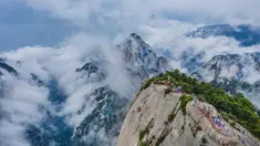 Foto dari udara yang diabadikan pada 20 September 2020 ini menunjukkan para wisatawan yang berjalan di atas Gunung Huashan yang diselimuti kabut di Kota Weinan, Provinsi Shaanxi, China barat laut. (Xinhua/Tao Ming)