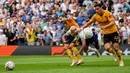 Pemain Tottenham Hotspur Richarlison (tengah) ditekel oleh pemain Wolverhampton Wanderers Ruben Neves dan Max Kilman (kanan) pada pertandingan sepak bola Liga Inggris di Tottenham Hotspur, London, Inggris, 20 Agustus 2022. Tottenham Hospur menang dengan skor 1-0 atas Wolverhampton Wanderers. (AP Photo/Frank Augstein)