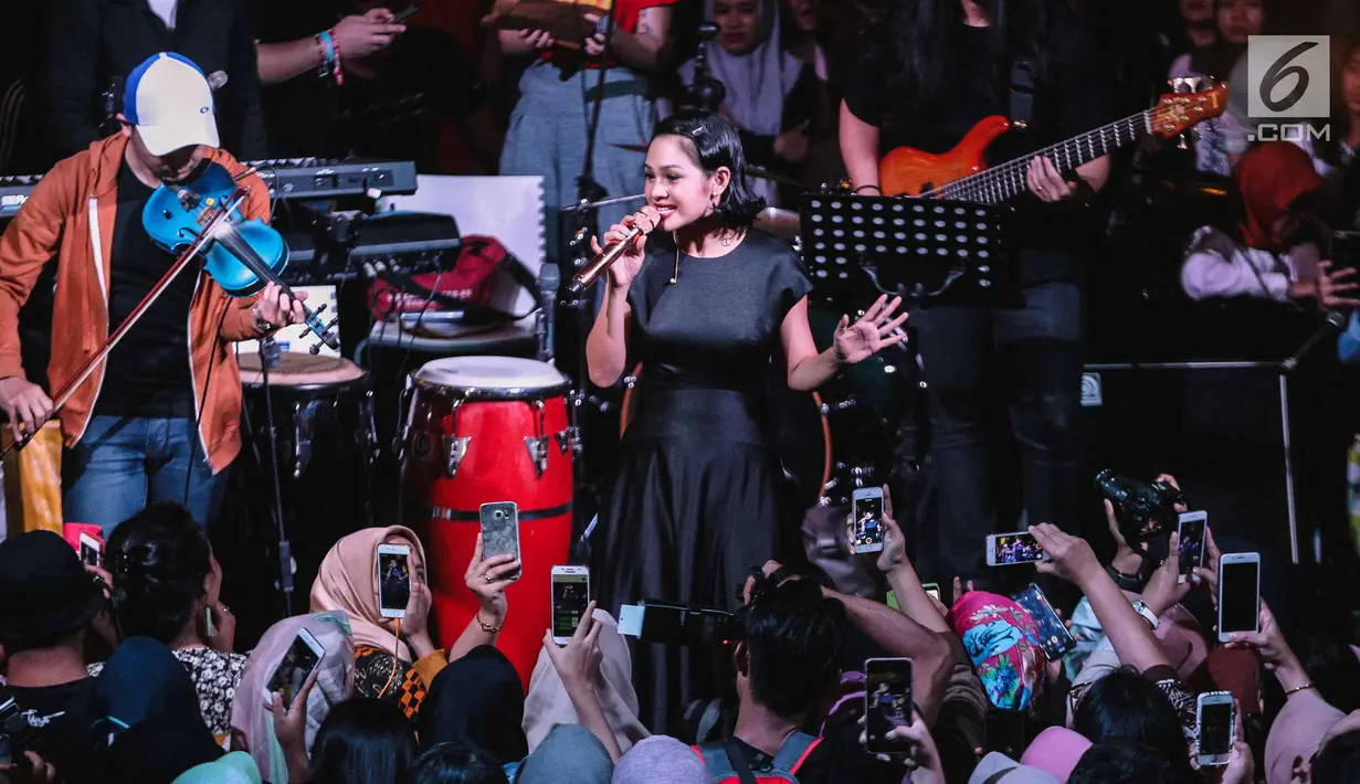 Musikus dan penyanyi Andien Aisyah membawakan lagu pada acara musik amal bertajuk "Konser Kemanusiaan untuk Lombok" di kawasan Jakarta Selatan, Kamis (9/8). Sederet artis papan atas Indonesia menyumbangkan suara mereka. (Liputan6.com/Faizal Fanani)