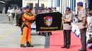 Kapolri Jenderal Pol Tito Karnavian memberikan bendera Korps Polisi Air dan Udara pada peringatan HUT ke-67 Polairud di Lapangan Udara Pondok Cabe, Tangsel, Selasa (5/12). Dalam peringatan ini, berbagai atraksi ditampilkan. (Liputan6.com/Faizal Fanani)