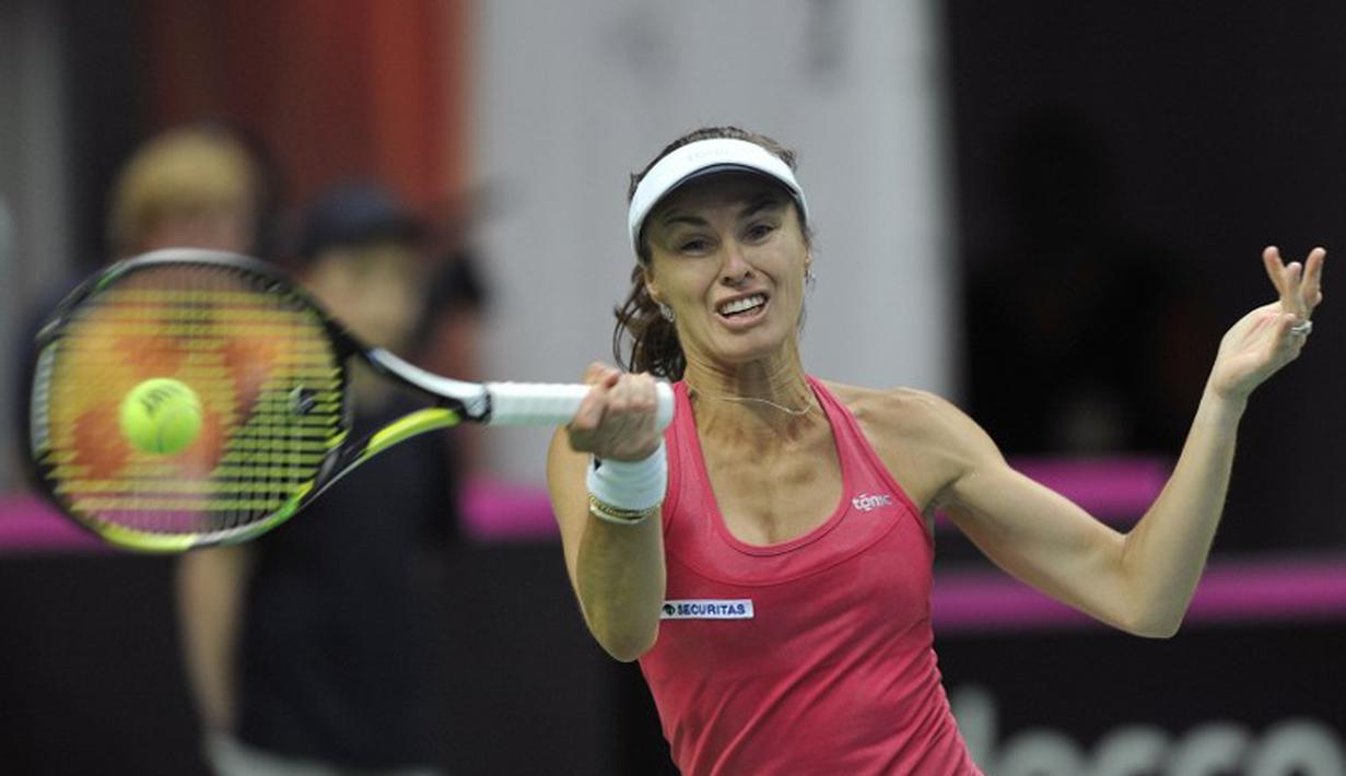 Martina Hingis saat kembali memperkuat Swis di Piala Federasi (Fed Cup) melawan Polandia di Zielona Gora, Polandia. Minggu (19/4). (AFP PHOTO/PIOTR HAWALEJ)