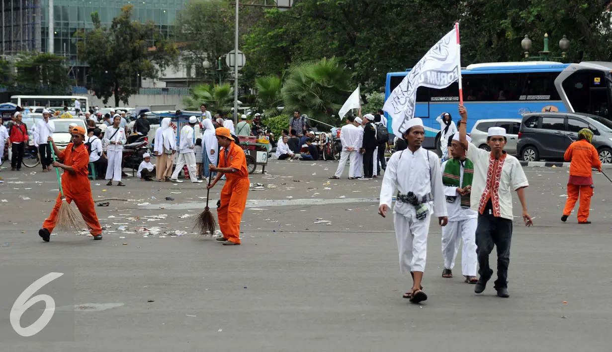 Petugas kebersihan DKI Jakarta mulai beraksi usai demontrasi mendesak mundur Gubernur DKI Jakarta, Basuki Tjahaja Purnama, Jakarta, Jumat (14/10).  (Liputan6.com/Helmi Fithriansyah)